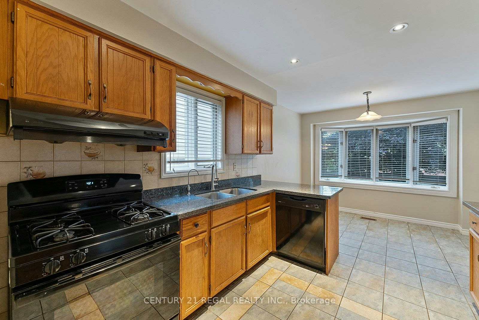 28 Ecclesfield Drive, Toronto, ON, M1W 3J6 - 16