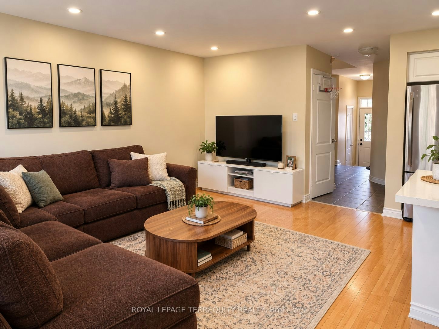 20 Gateway Court, Whitby, ON, L1R 3M9 - 2