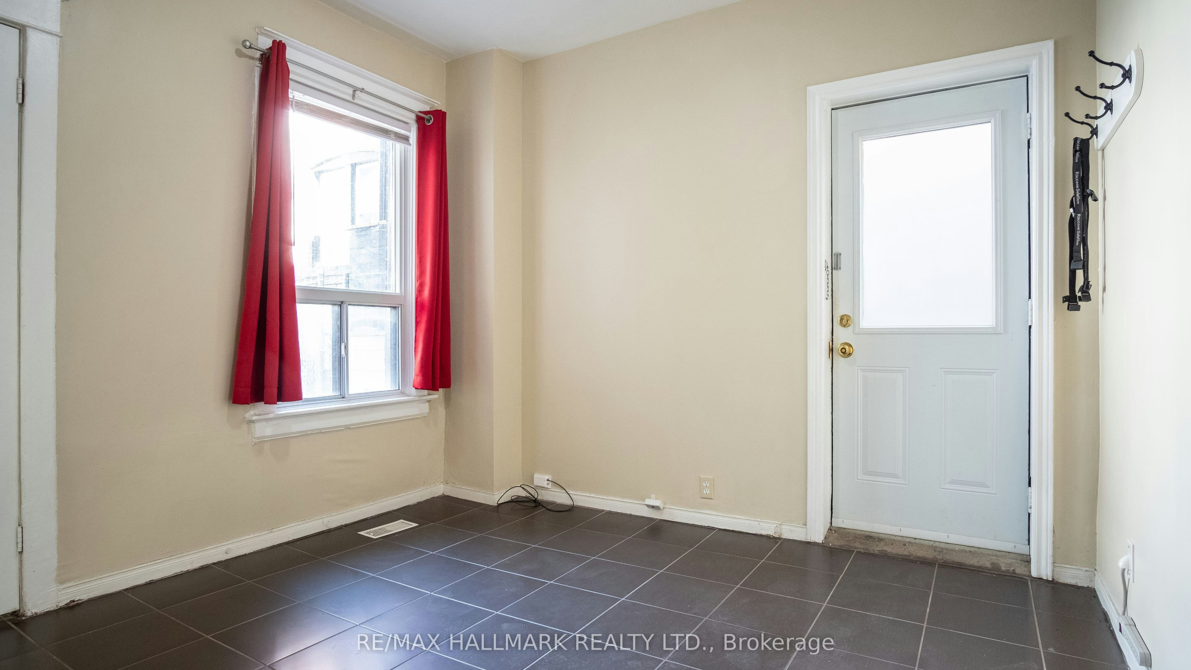 3-560 Jones Avenue, Toronto, ON, M4J 3H1 - 2