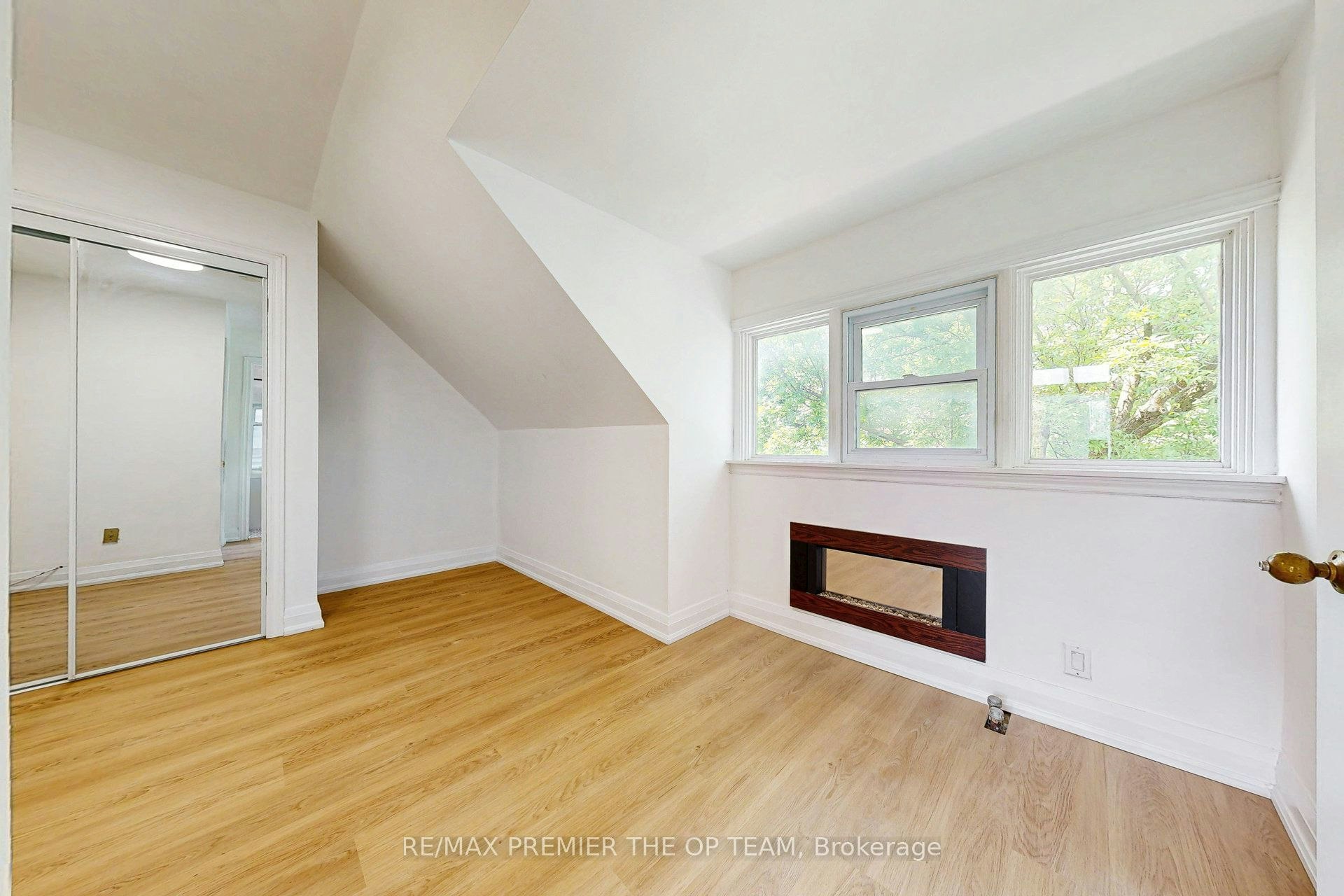 4-11 Columbine Avenue, Toronto, ON, M4L 1P2 - 6