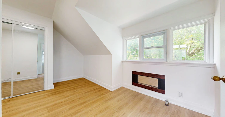 4-11 Columbine Avenue, Toronto, ON, M4L 1P2 - 6