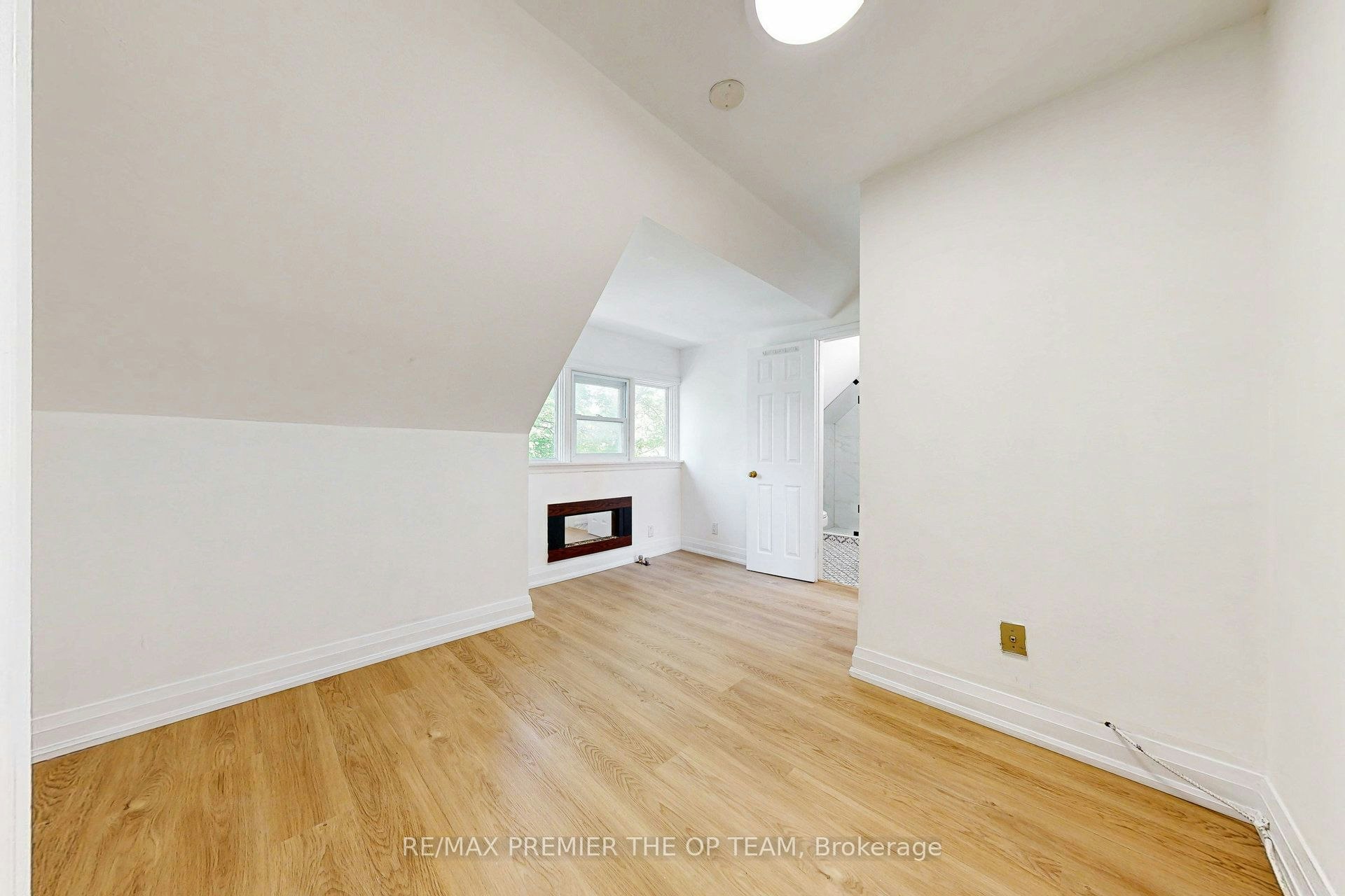 4-11 Columbine Avenue, Toronto, ON, M4L 1P2 - 9