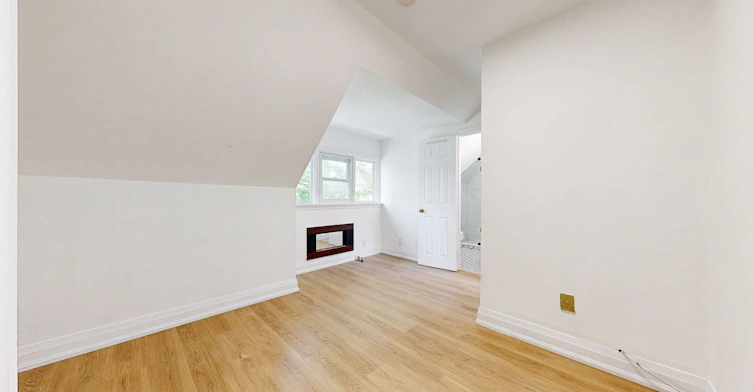 4-11 Columbine Avenue, Toronto, ON, M4L 1P2 - 9