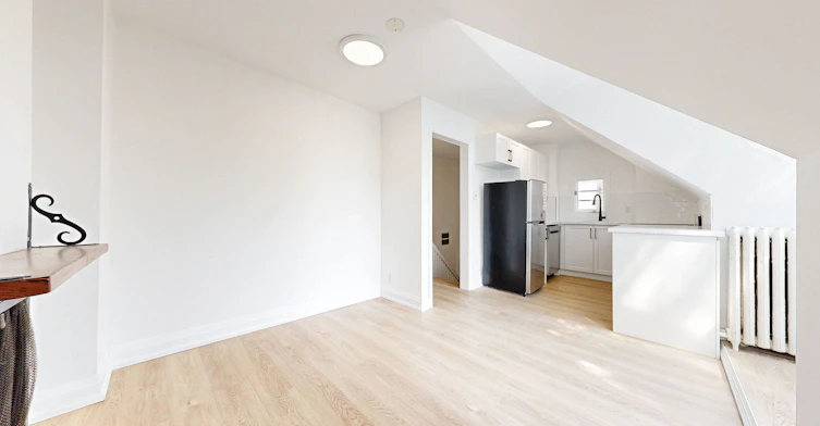 4-11 Columbine Avenue, Toronto, ON, M4L 1P2 - 12