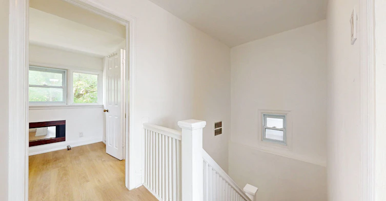 4-11 Columbine Avenue, Toronto, ON, M4L 1P2 - 5
