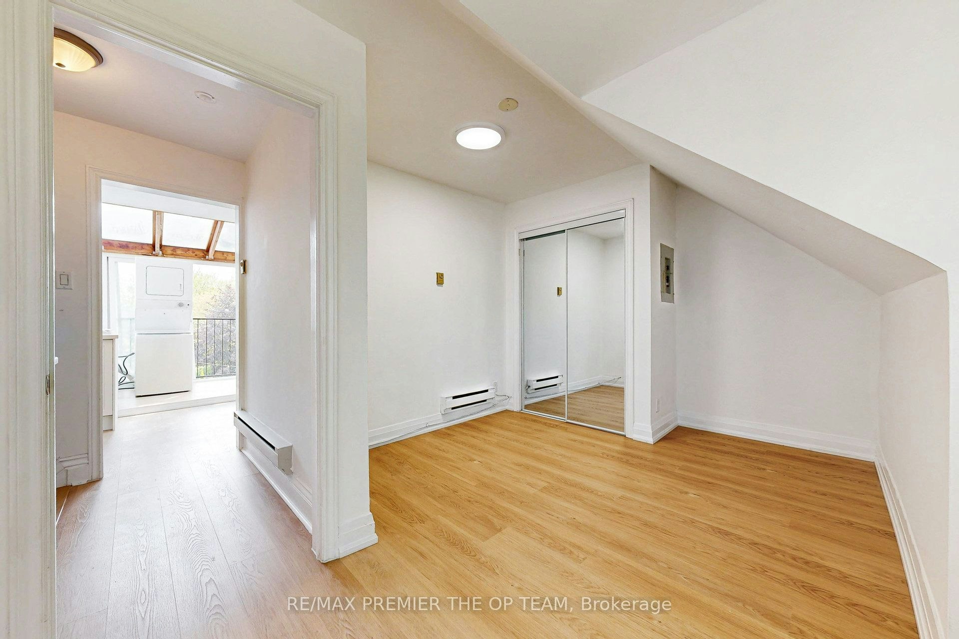 4-11 Columbine Avenue, Toronto, ON, M4L 1P2 - 7