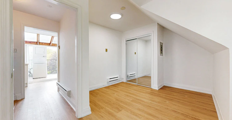 4-11 Columbine Avenue, Toronto, ON, M4L 1P2 - 7