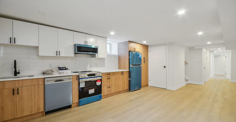Lower-129 Kenilworth Avenue, Toronto, ON, M4L 3S7 - 3