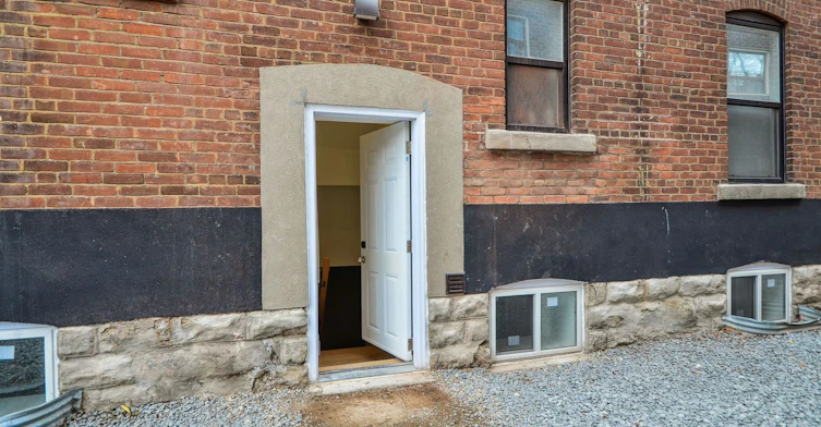 Lower-129 Kenilworth Avenue, Toronto, ON, M4L 3S7 - 2