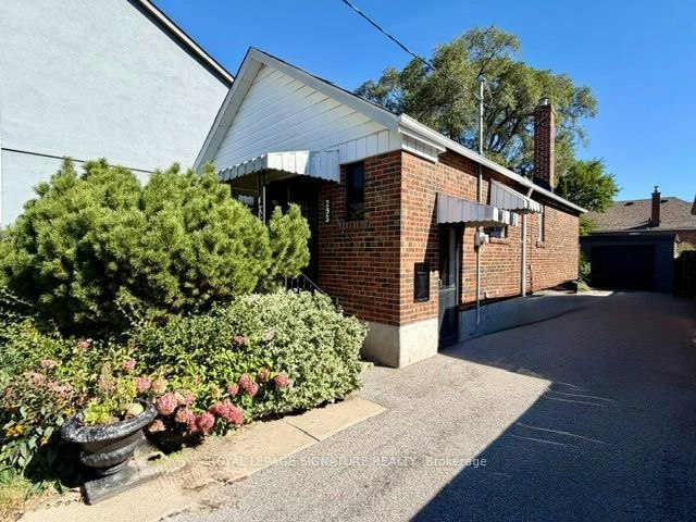 Main-293 Glebemount Avenue, Toronto, ON, M4C 3V4
