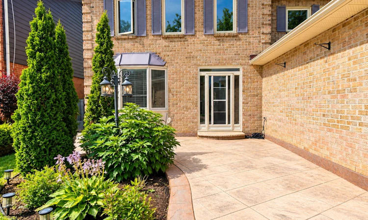 1221 Fieldstone Circle