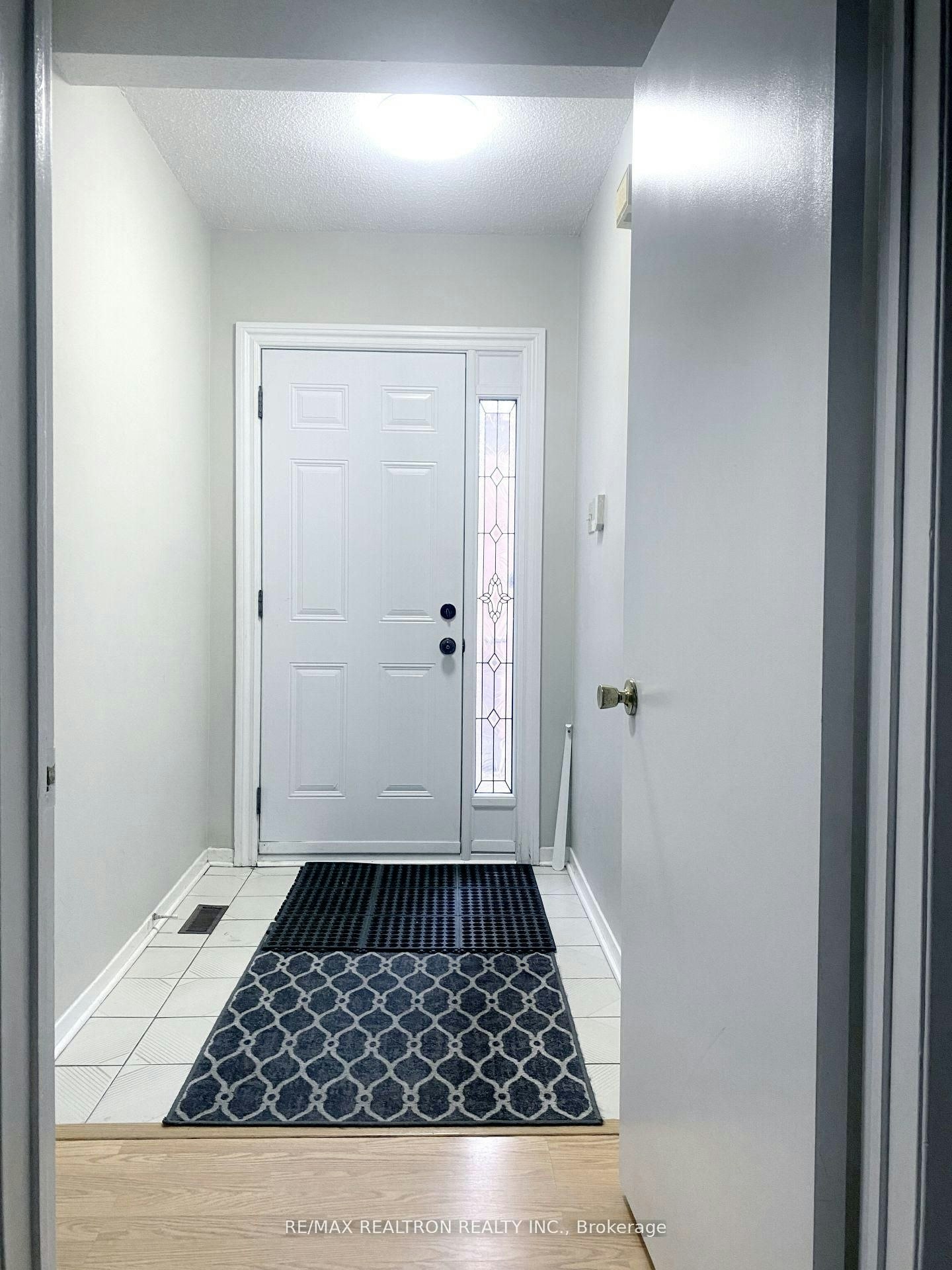 Lower-208 Roxanne Crescent, Toronto, ON, M1V 4G3 - 2