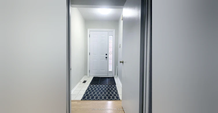 Lower-208 Roxanne Crescent, Toronto, ON, M1V 4G3 - 2