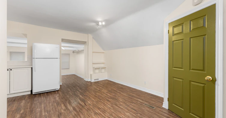 112 Stephenson Avenue, Toronto, ON, M4C 1G4 - 5