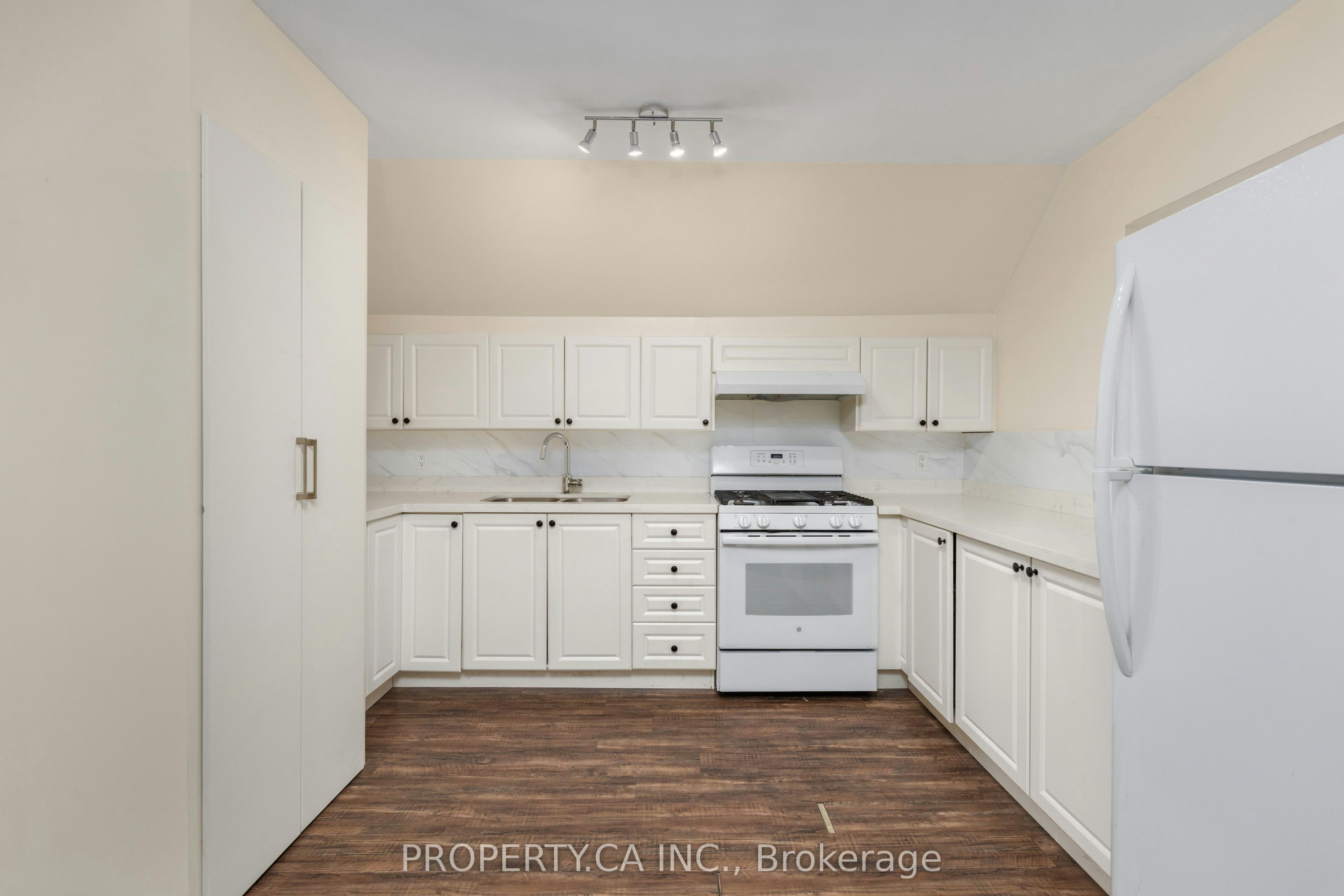 112 Stephenson Avenue, Toronto, ON, M4C 1G4 - 7