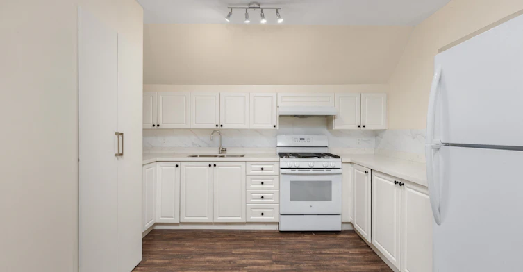 112 Stephenson Avenue, Toronto, ON, M4C 1G4 - 7