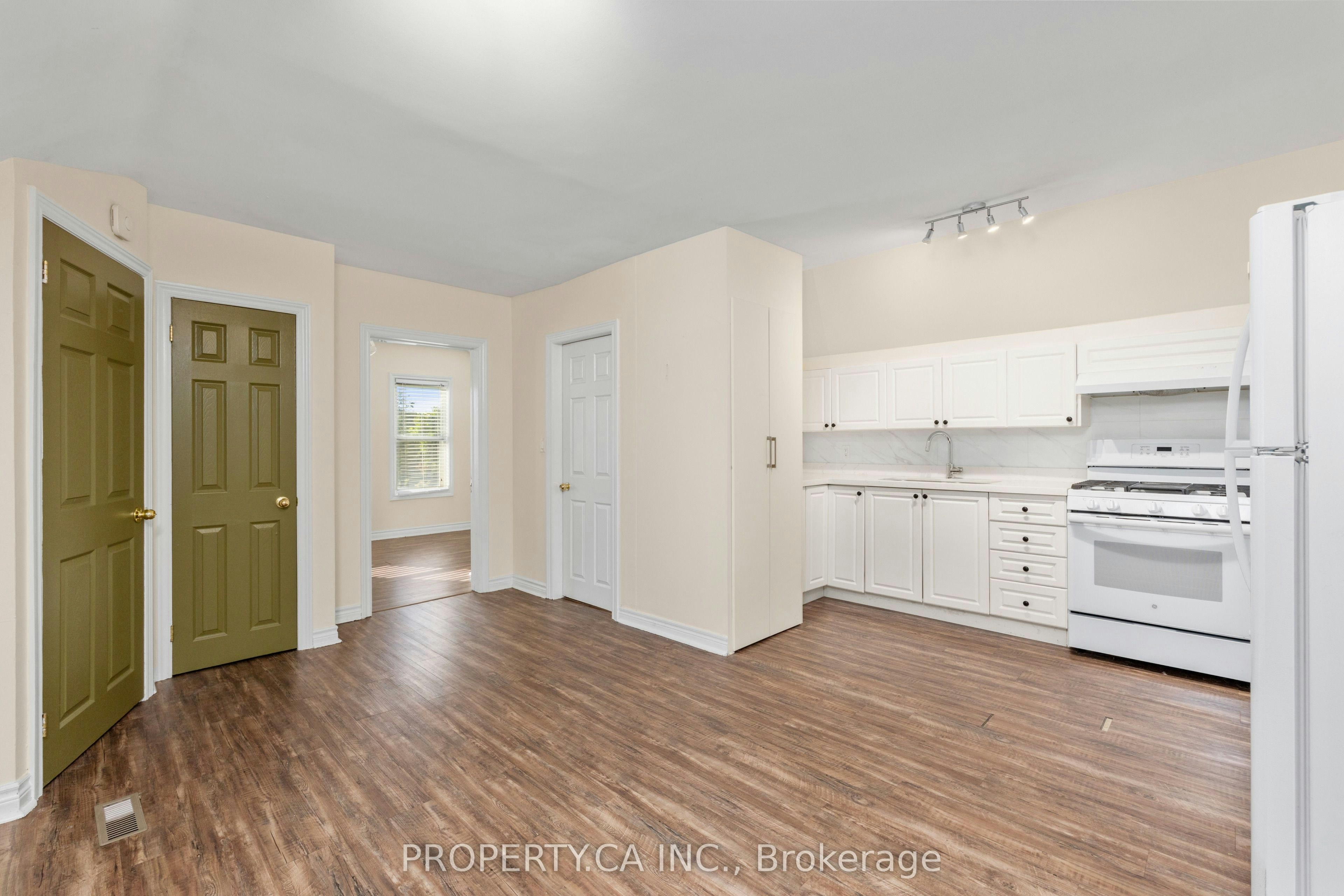 112 Stephenson Avenue, Toronto, ON, M4C 1G4 - 3
