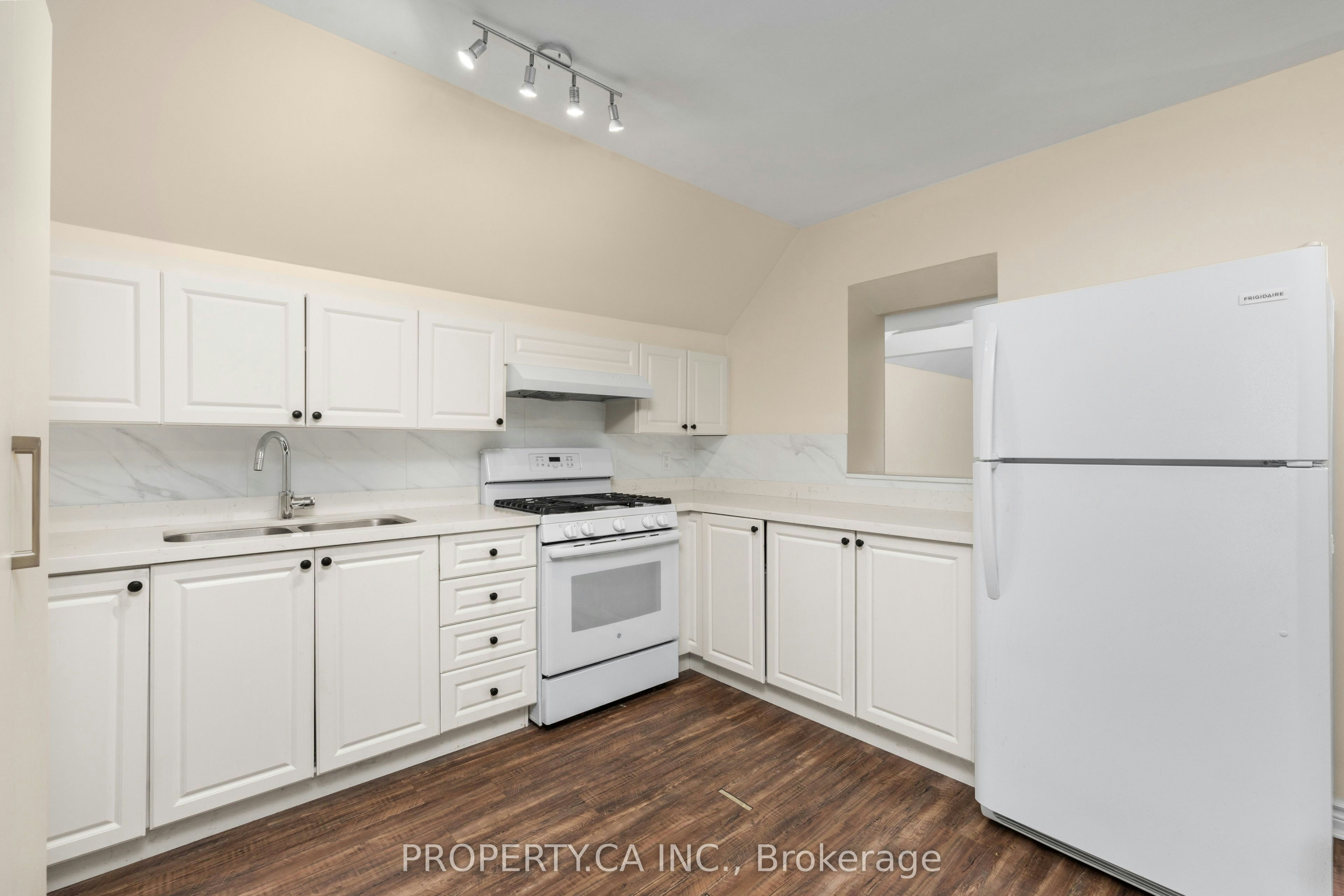 112 Stephenson Avenue, Toronto, ON, M4C 1G4 - 6