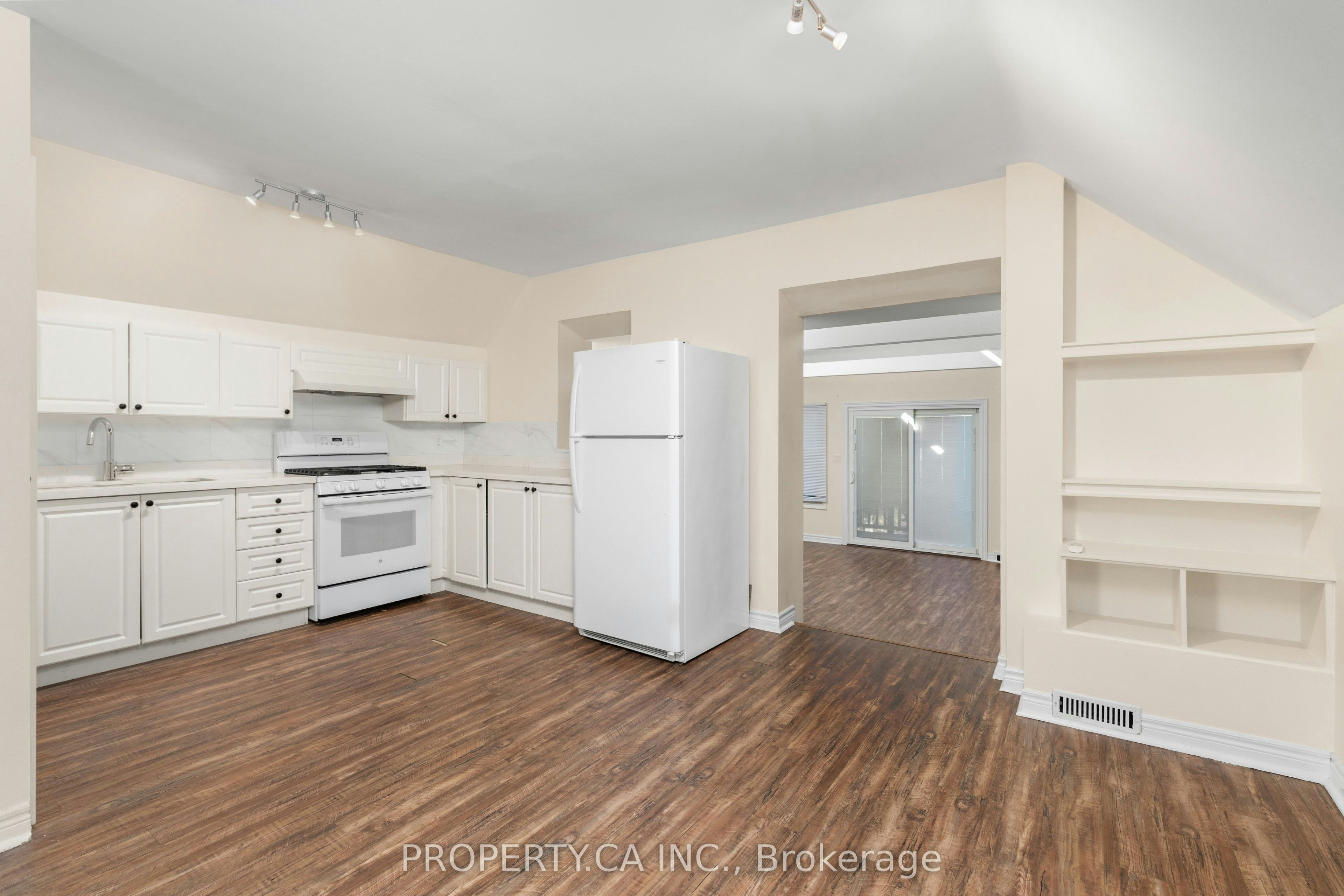 112 Stephenson Avenue, Toronto, ON, M4C 1G4 - 4