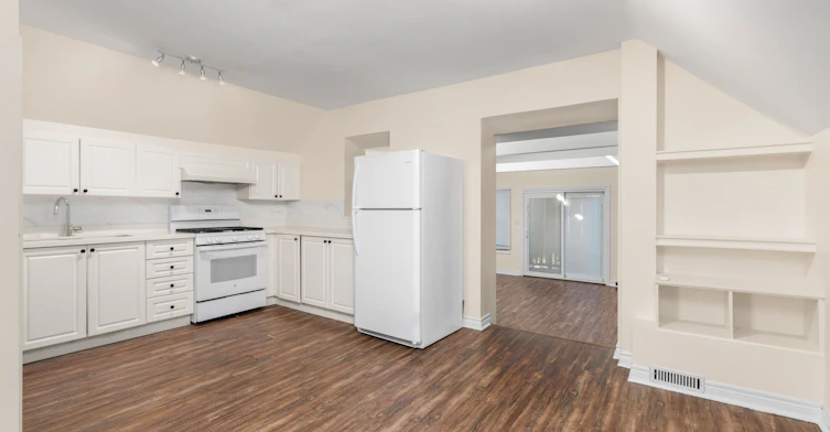 112 Stephenson Avenue, Toronto, ON, M4C 1G4 - 4