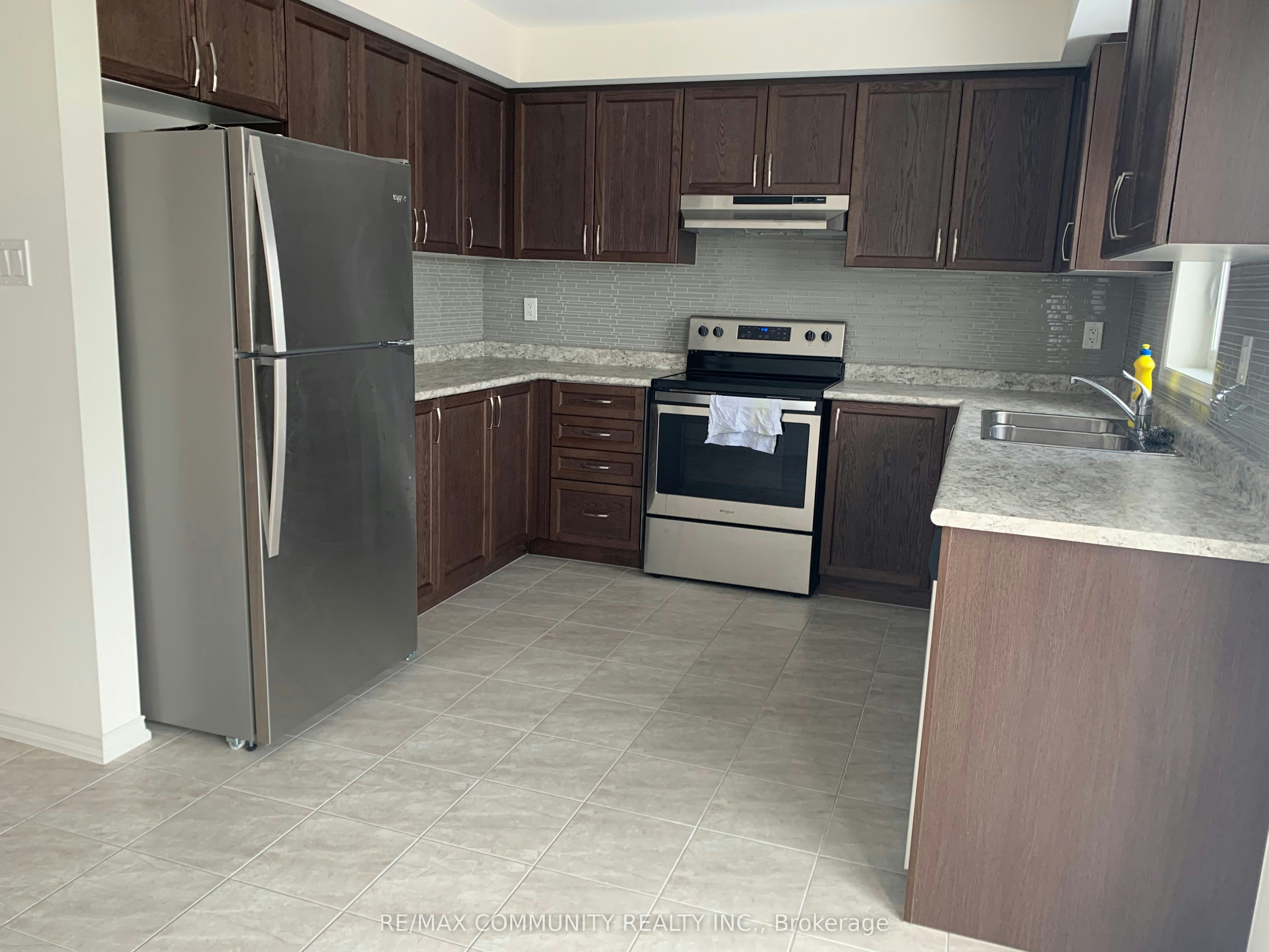 2613 Deputy Minister Path Avenue, Oshawa, ON, L1L 0M7 - 9