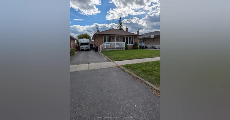Main-43 Lewiston Road, Toronto, ON, M1P 1X8