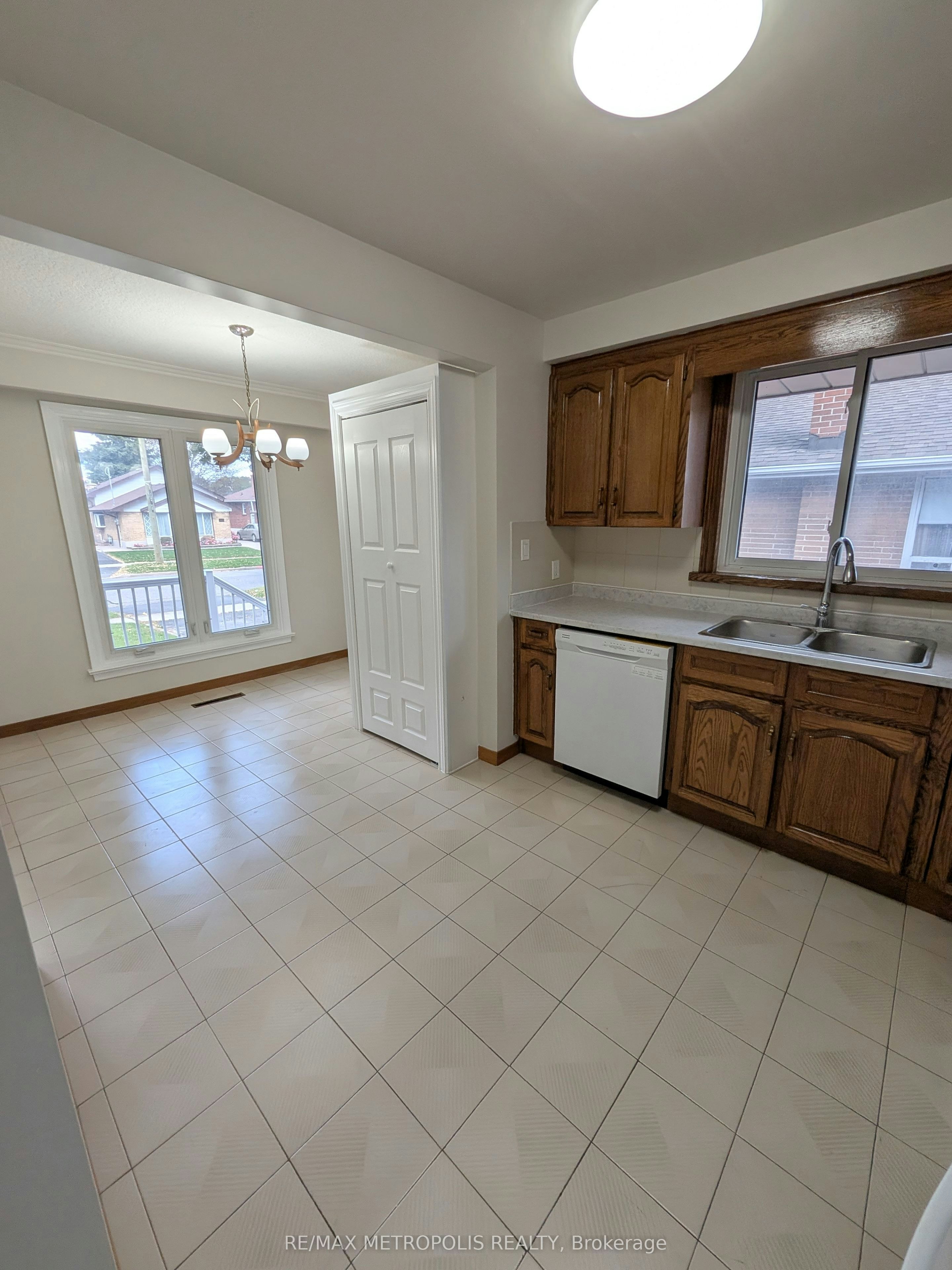 Main-43 Lewiston Road, Toronto, ON, M1P 1X8 - 3