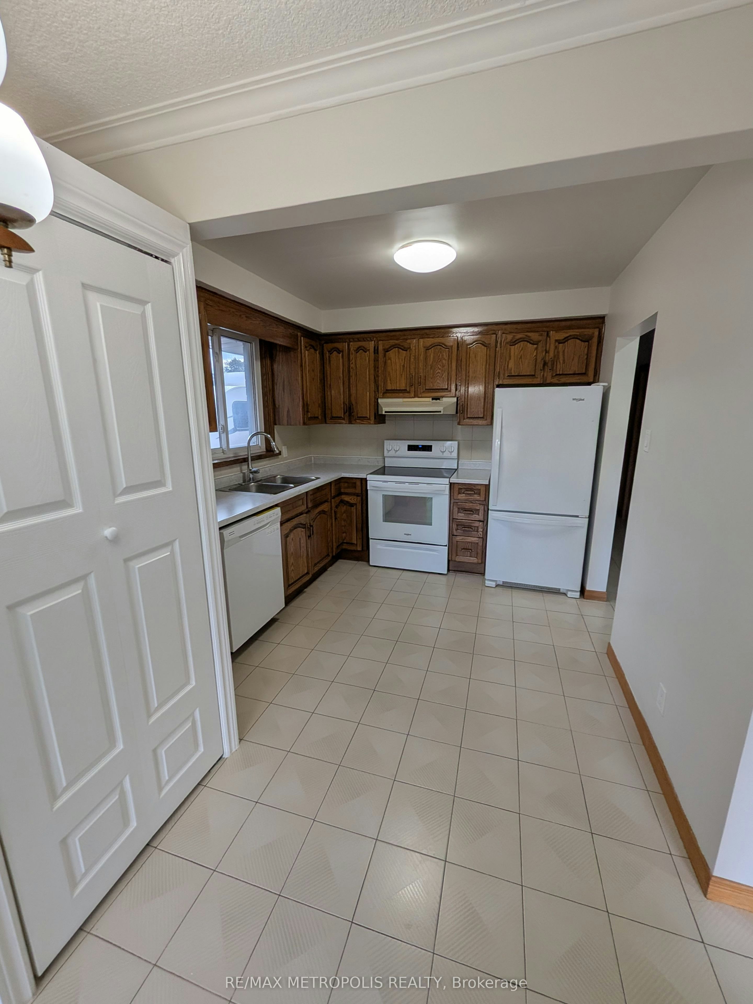 Main-43 Lewiston Road, Toronto, ON, M1P 1X8 - 4