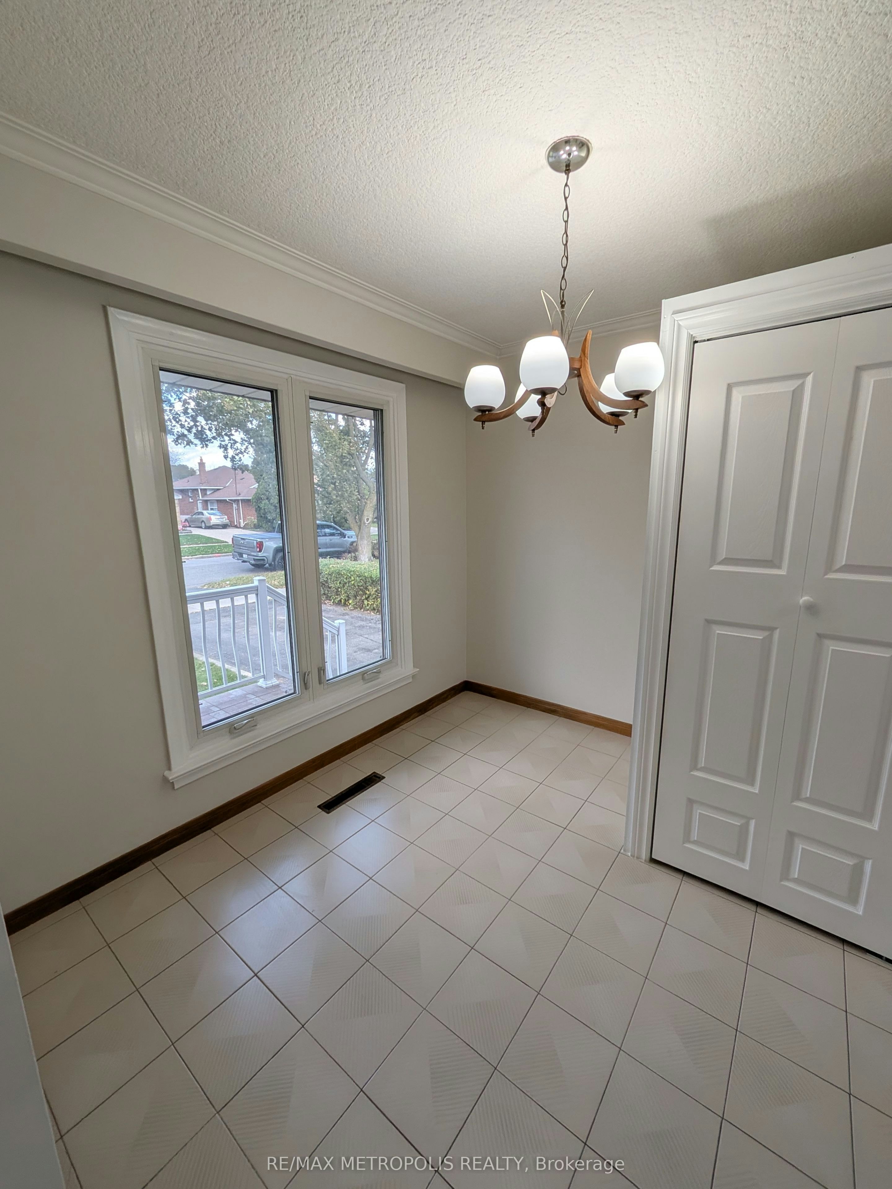Main-43 Lewiston Road, Toronto, ON, M1P 1X8 - 5