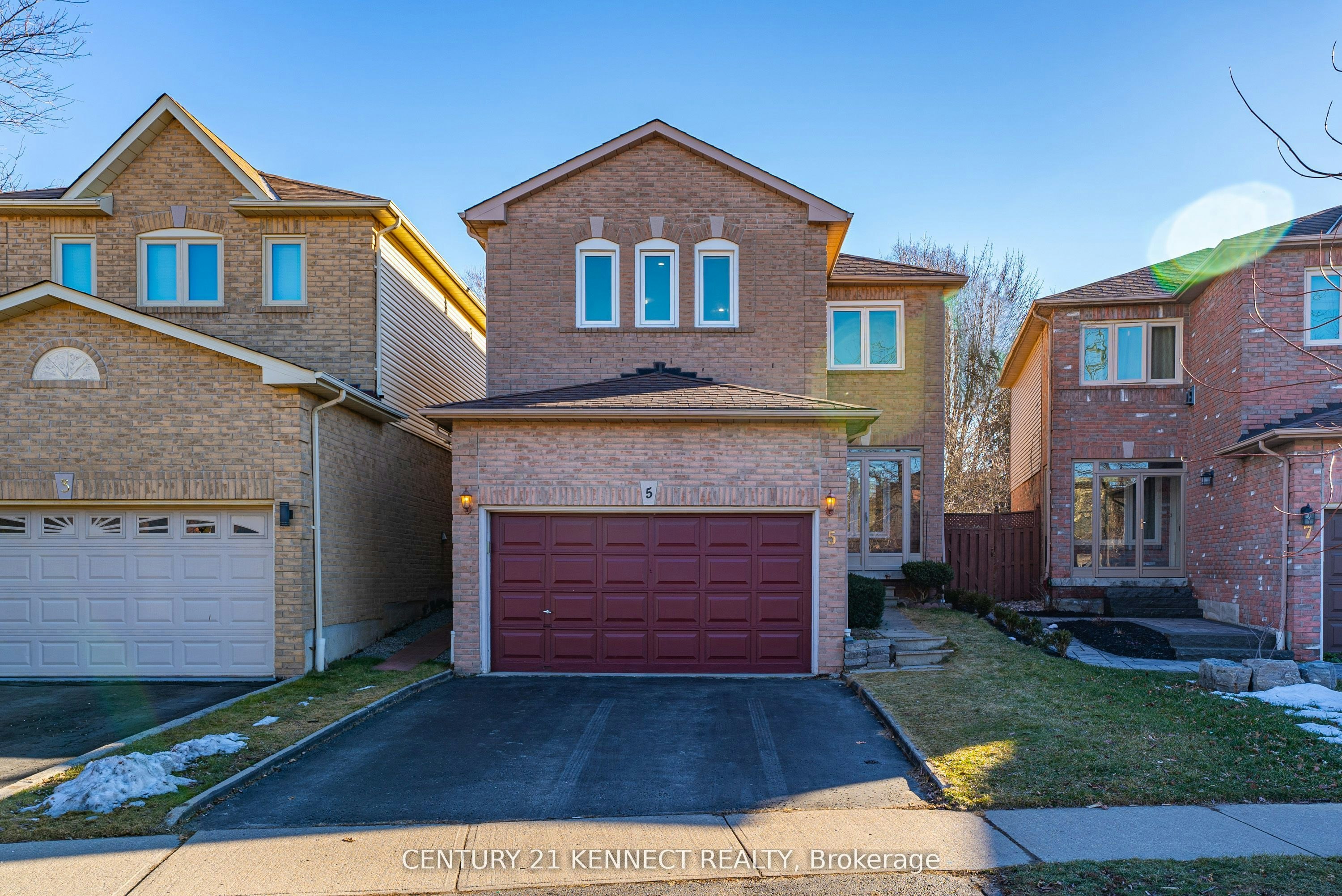 5 Knotty Pine Drive, Whitby, ON, L1R 2J6 2