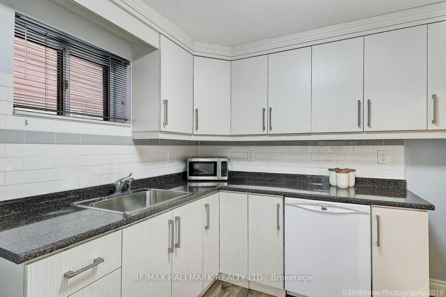 3 Cosburn Avenue, Toronto, ON, M4K 2E6 - 9