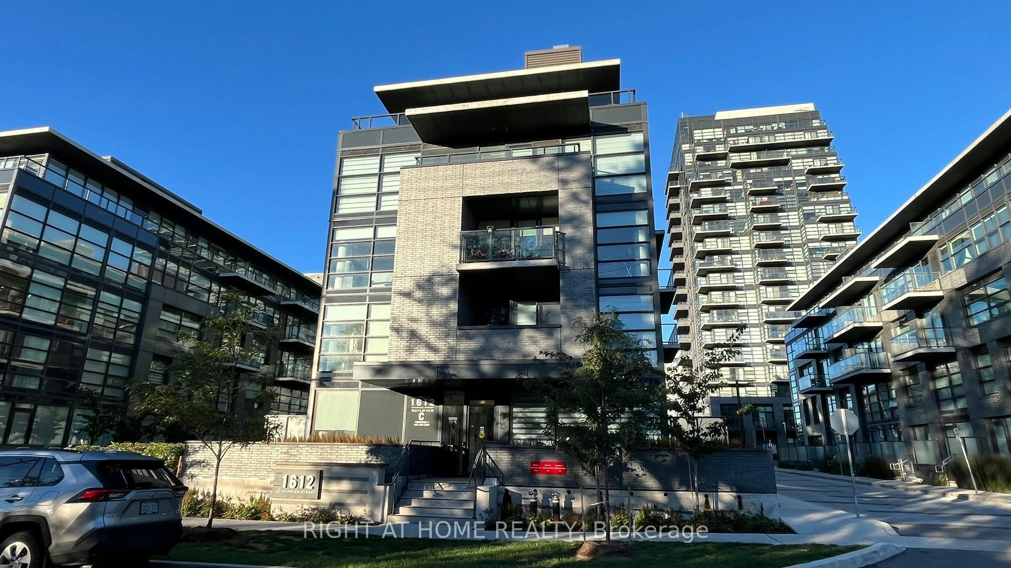 425-1612 Charles Street, Whitby, ON, L1N 1B9 - 2