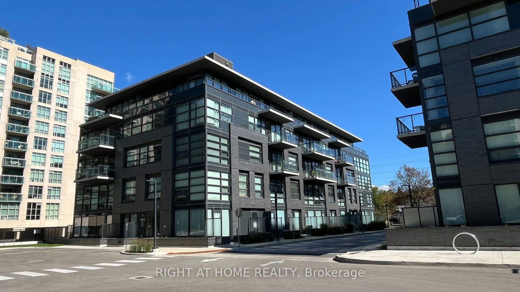 425-1612 Charles Street, Whitby, ON, L1N 1B9