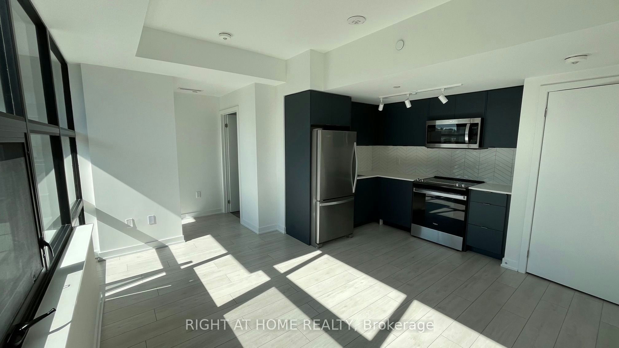 425-1612 Charles Street, Whitby, ON, L1N 1B9 - 10