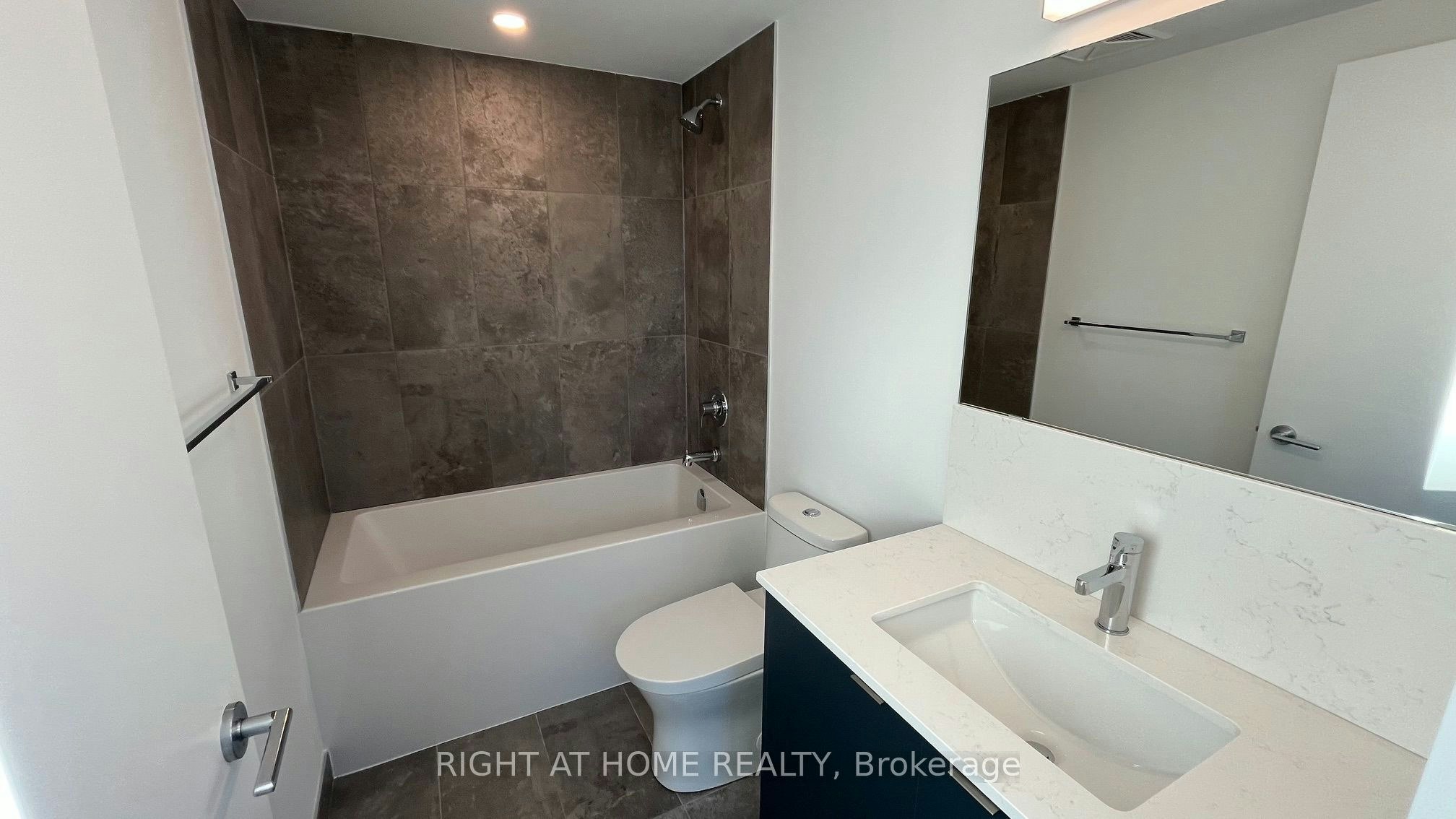 425-1612 Charles Street, Whitby, ON, L1N 1B9 - 17