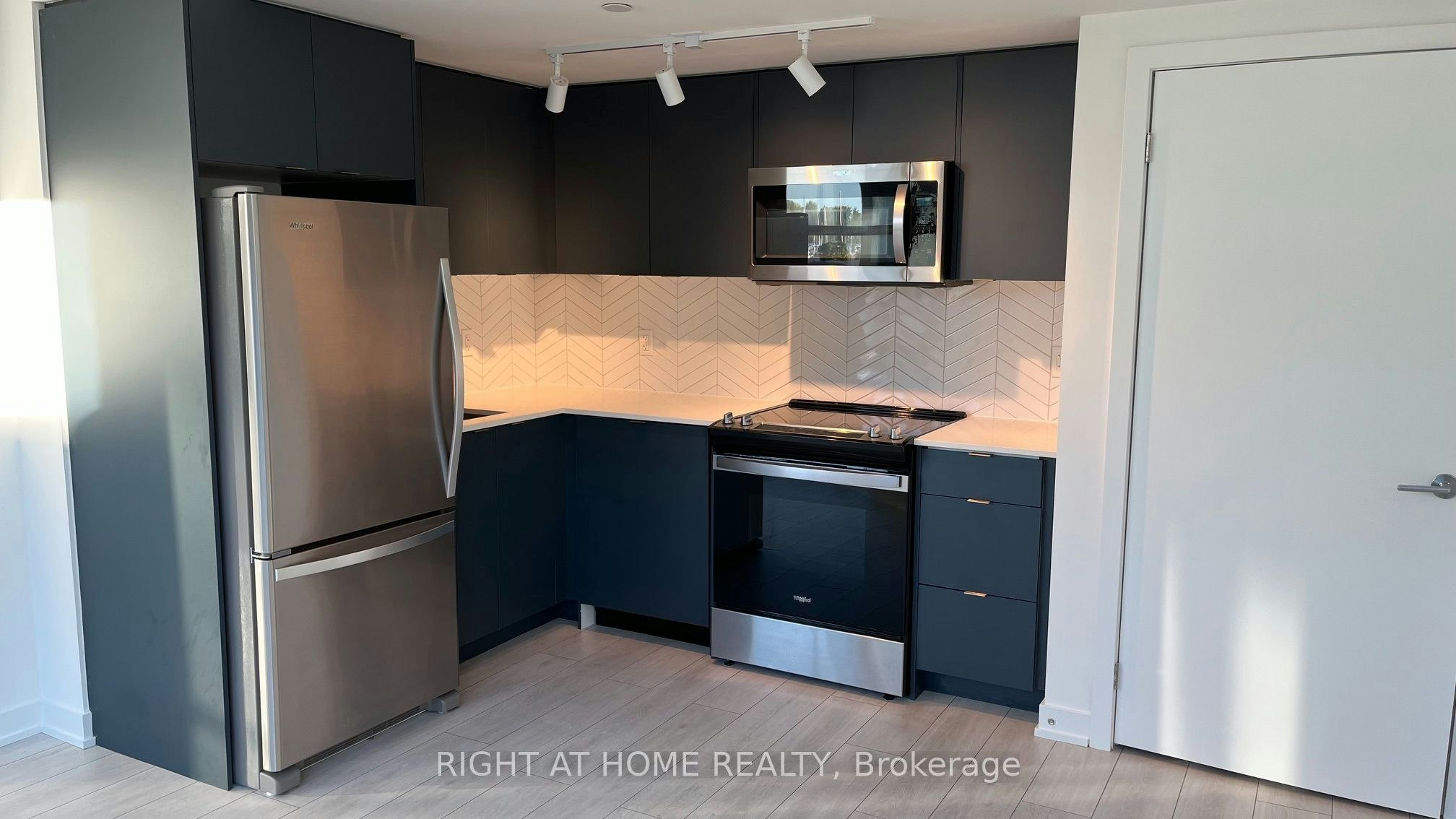 425-1612 Charles Street, Whitby, ON, L1N 1B9 - 8
