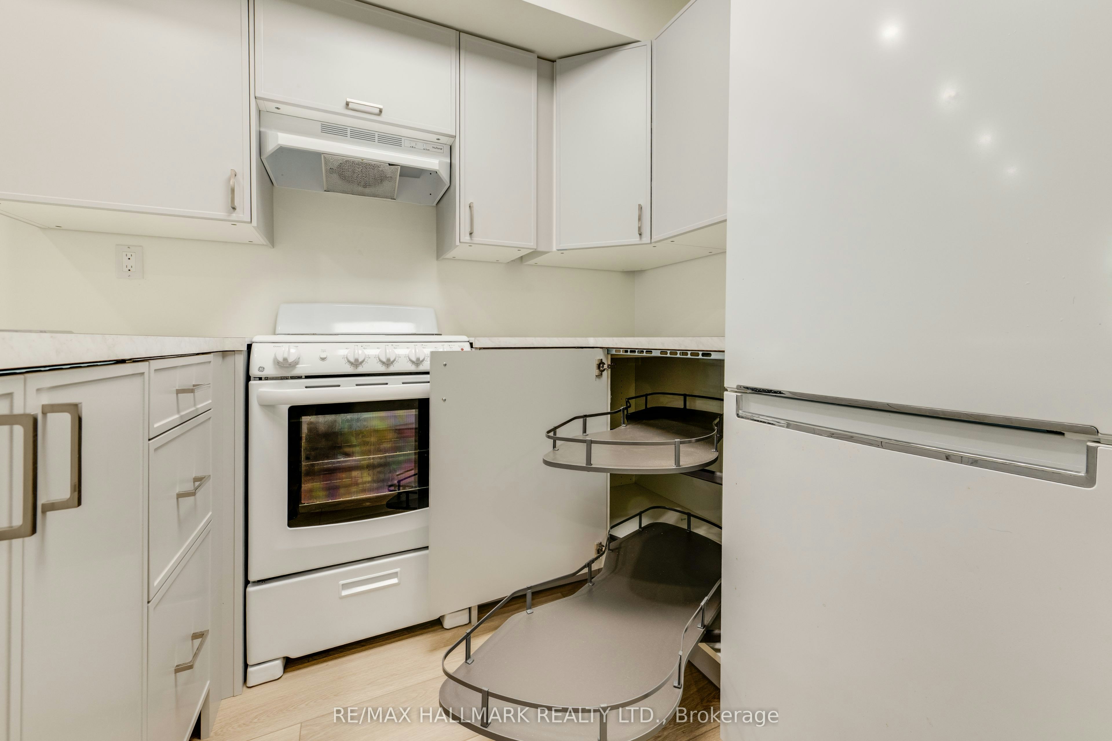 Lower Unit-8 Empire Avenue, Toronto, ON, M4M 2L4 - 6