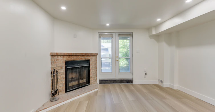 Lower Unit-8 Empire Avenue, Toronto, ON, M4M 2L4 - 4