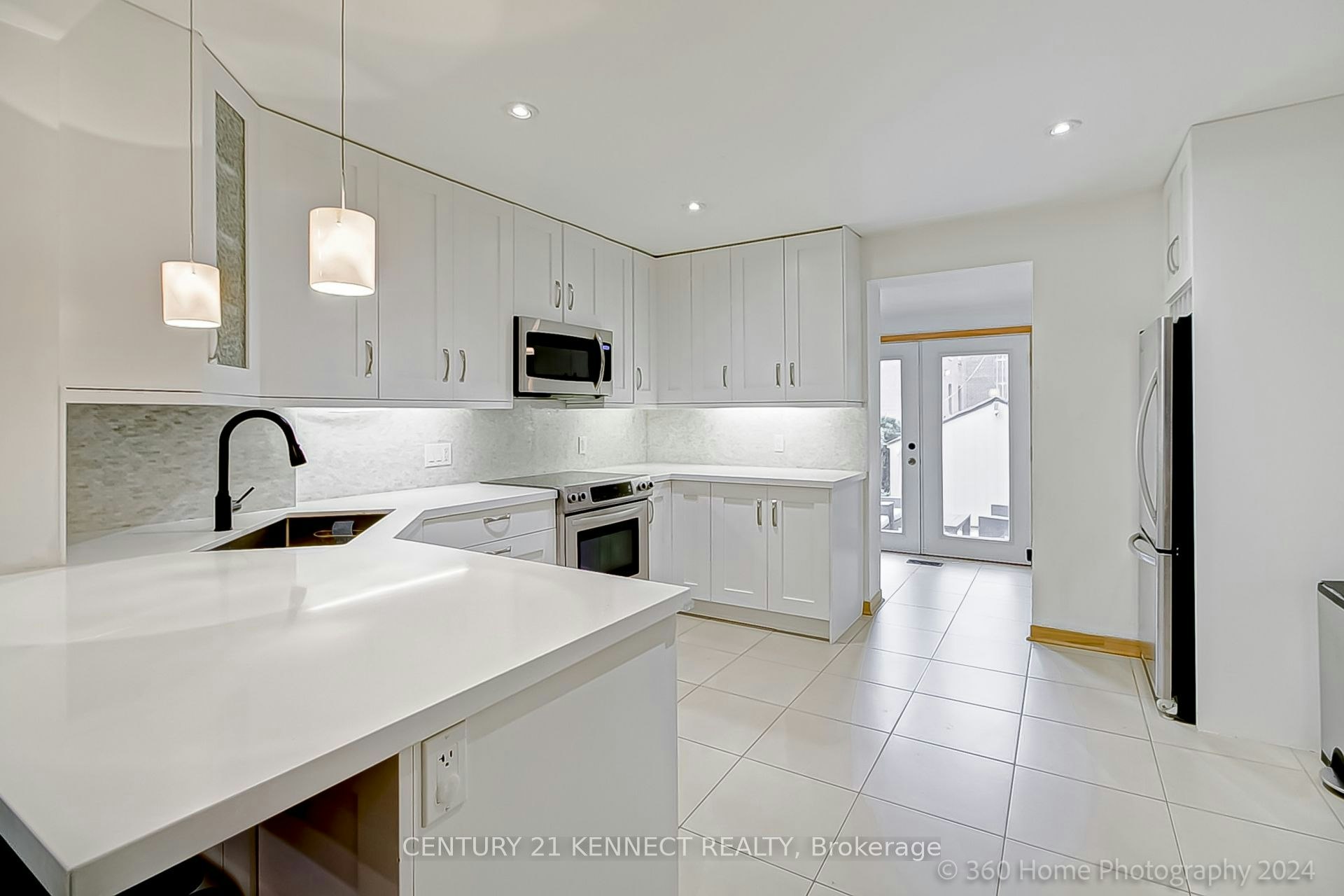 48 Stephenson Avenue, Toronto, ON, M4C 1G1 - 6