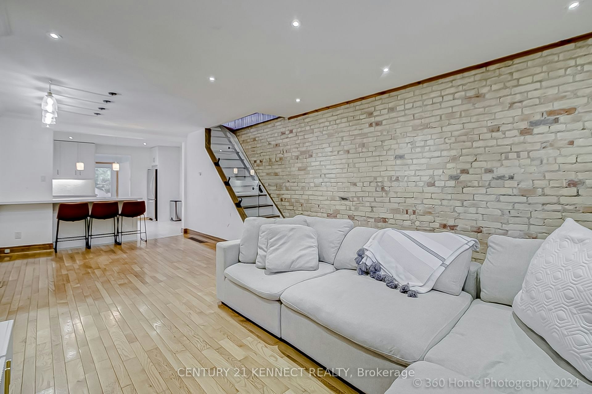 48 Stephenson Avenue, Toronto, ON, M4C 1G1 - 4