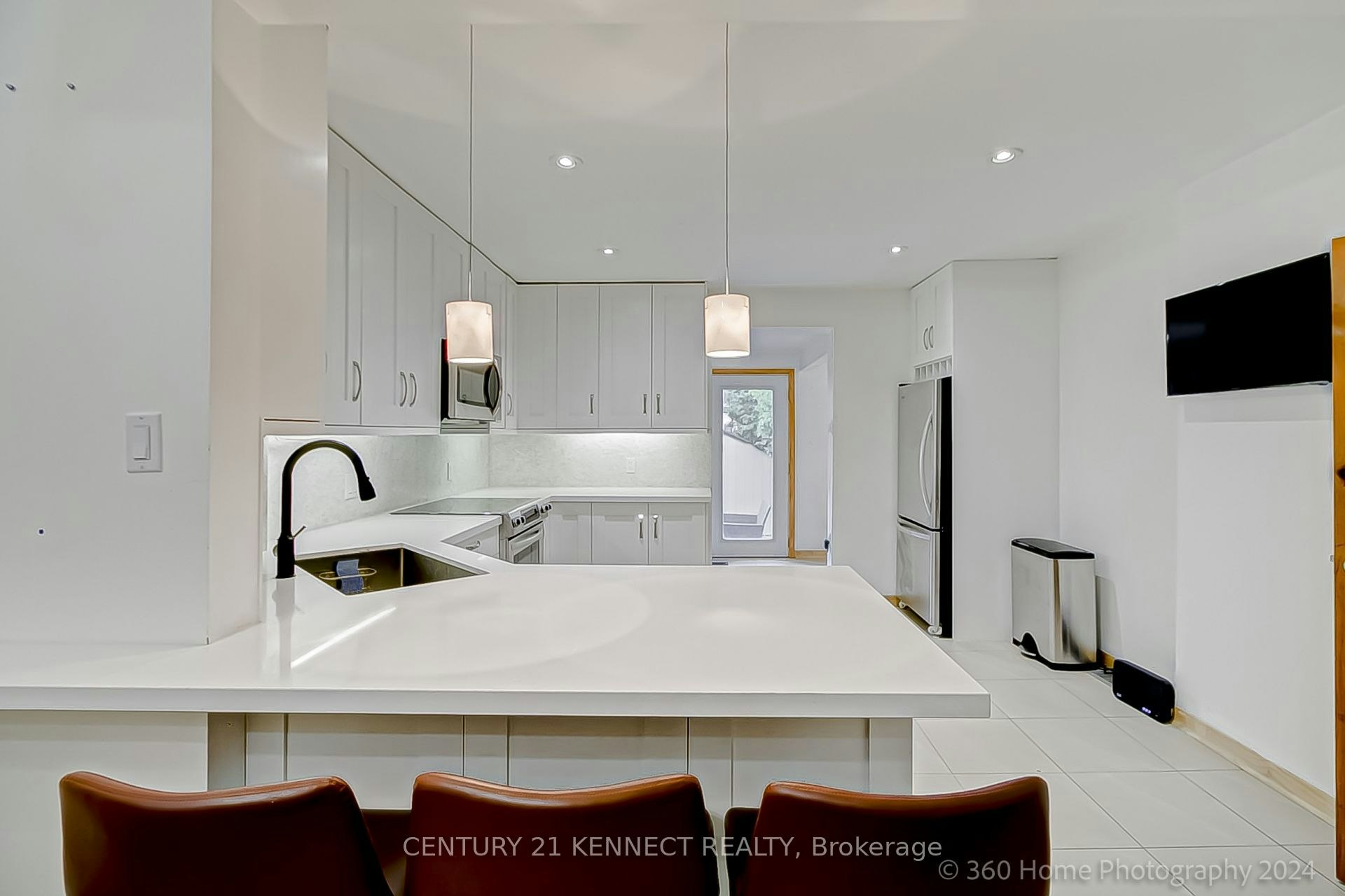 48 Stephenson Avenue, Toronto, ON, M4C 1G1 - 5