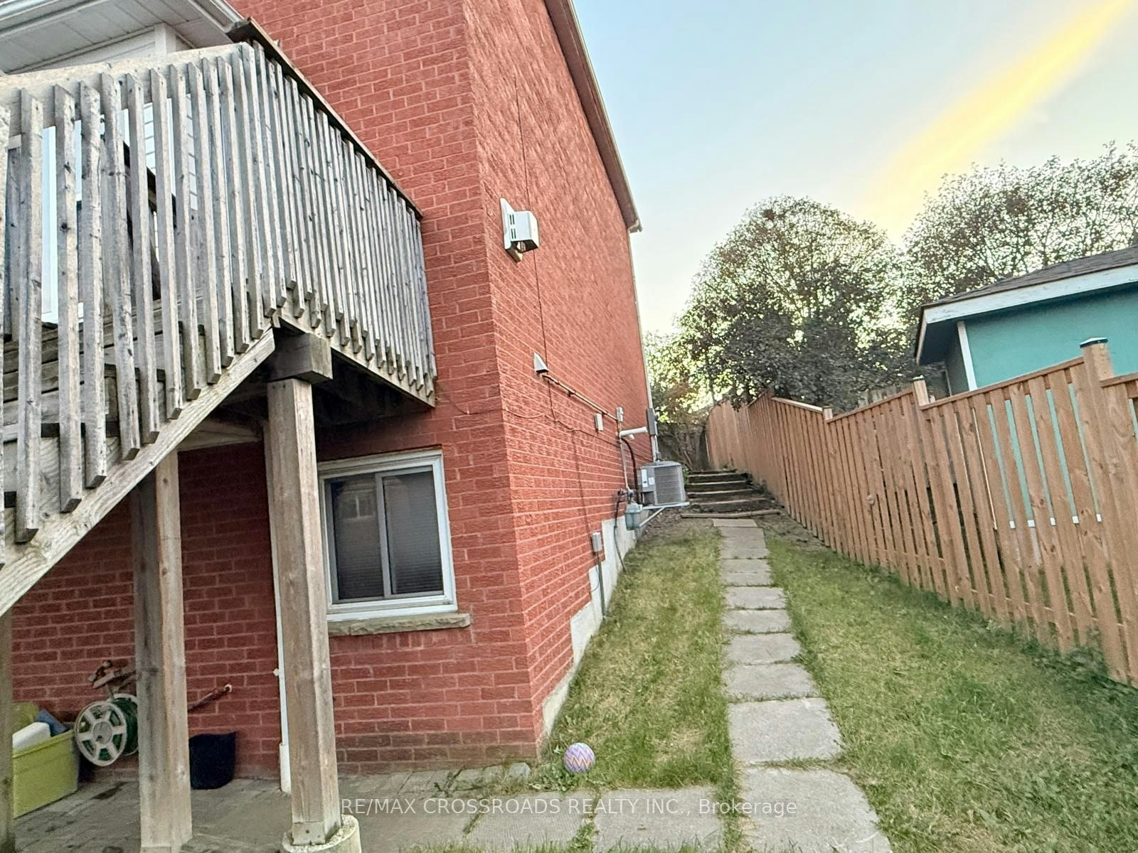 21 Fernbank Place, Whitby, ON, L1R 1S9 - 6