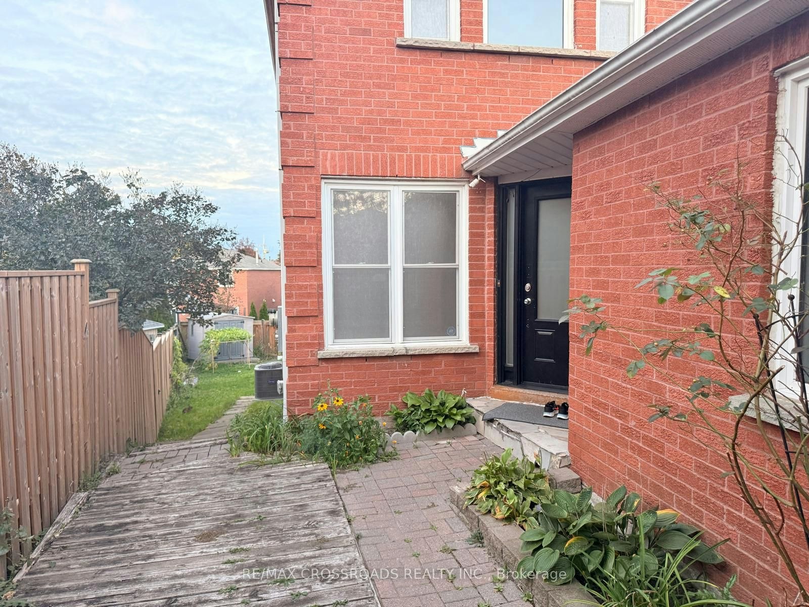 21 Fernbank Place, Whitby, ON, L1R 1S9 - 2