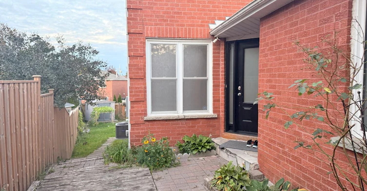 21 Fernbank Place, Whitby, ON, L1R 1S9 - 2
