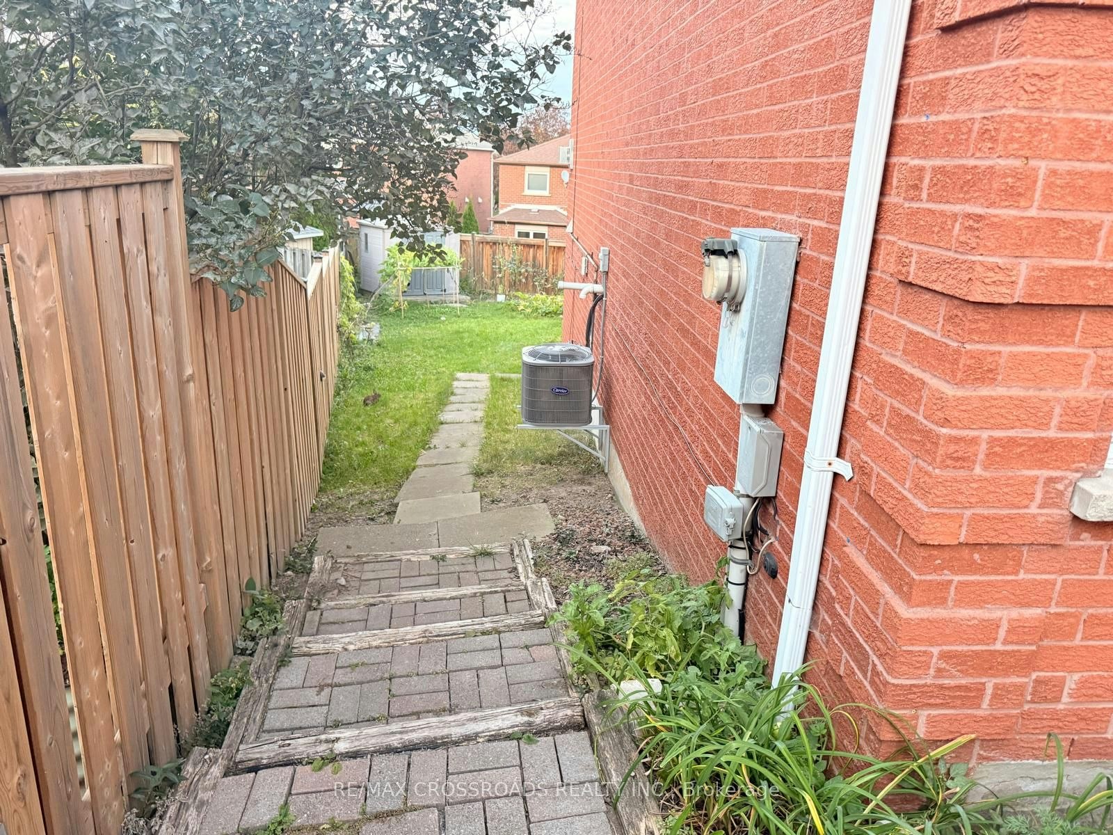 21 Fernbank Place, Whitby, ON, L1R 1S9 - 3