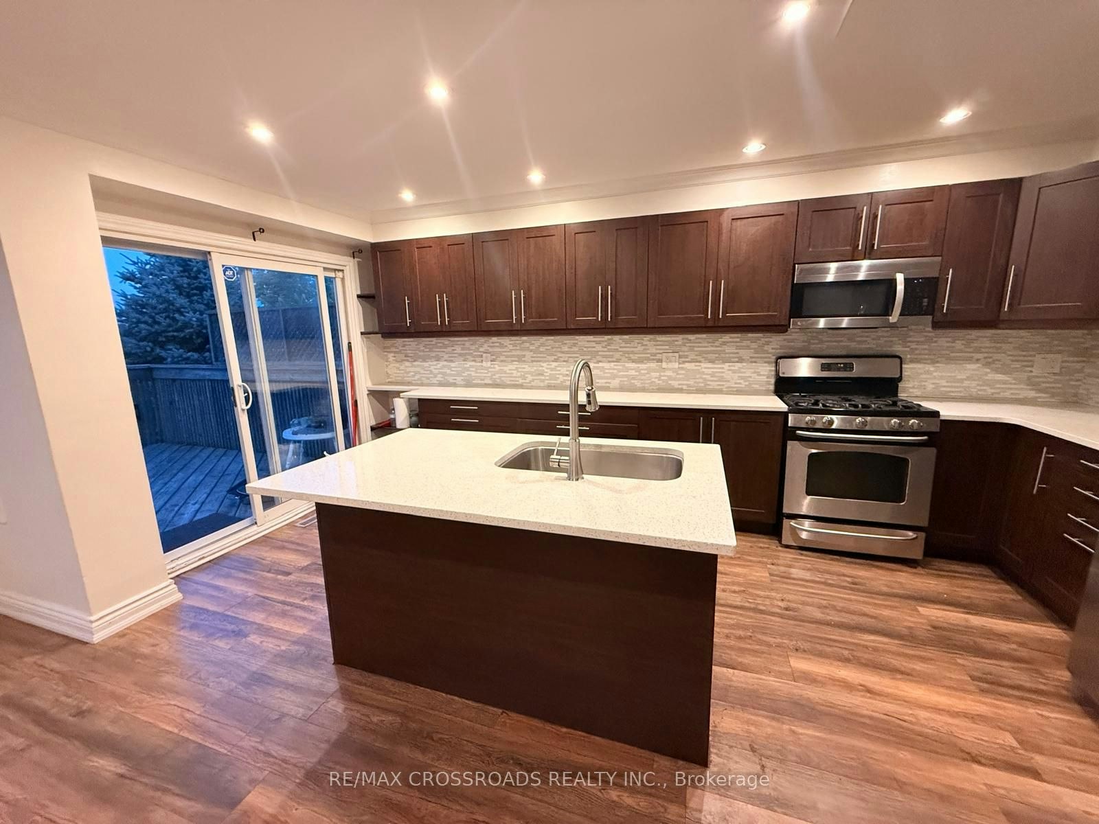 21 Fernbank Place, Whitby, ON, L1R 1S9 - 18