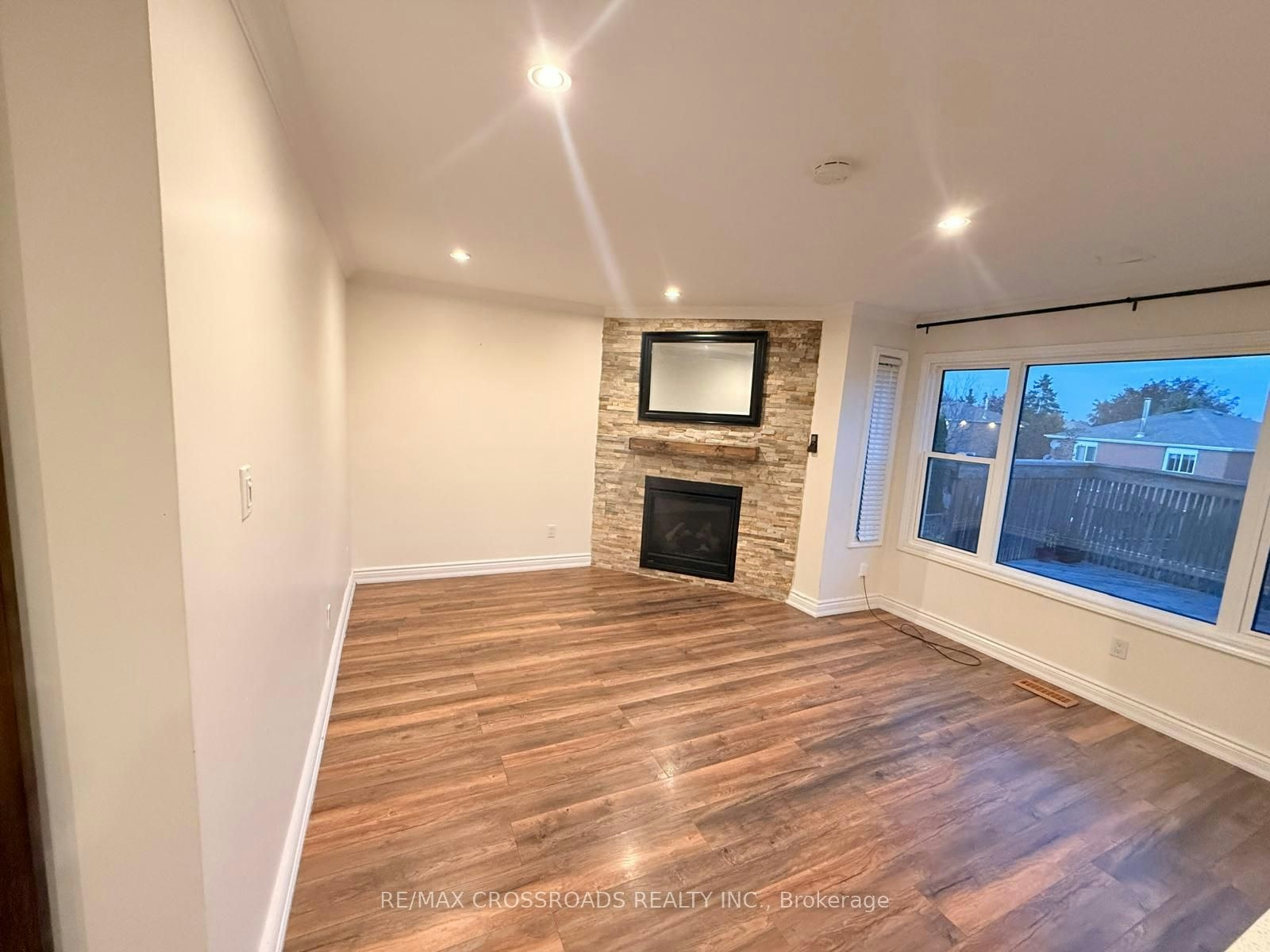 21 Fernbank Place, Whitby, ON, L1R 1S9 - 14
