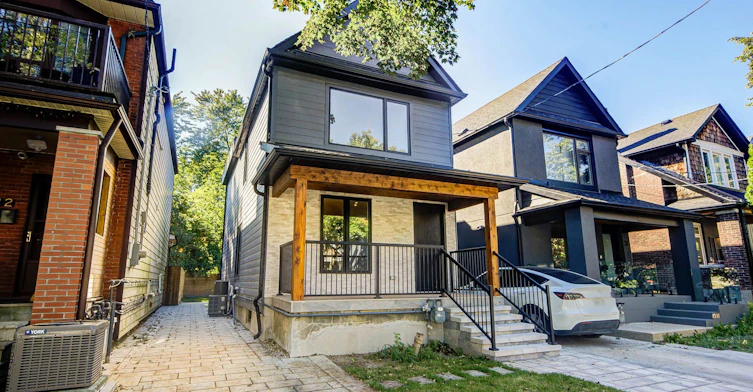 34 Hiawatha Road, Toronto, ON, M4L 2X8