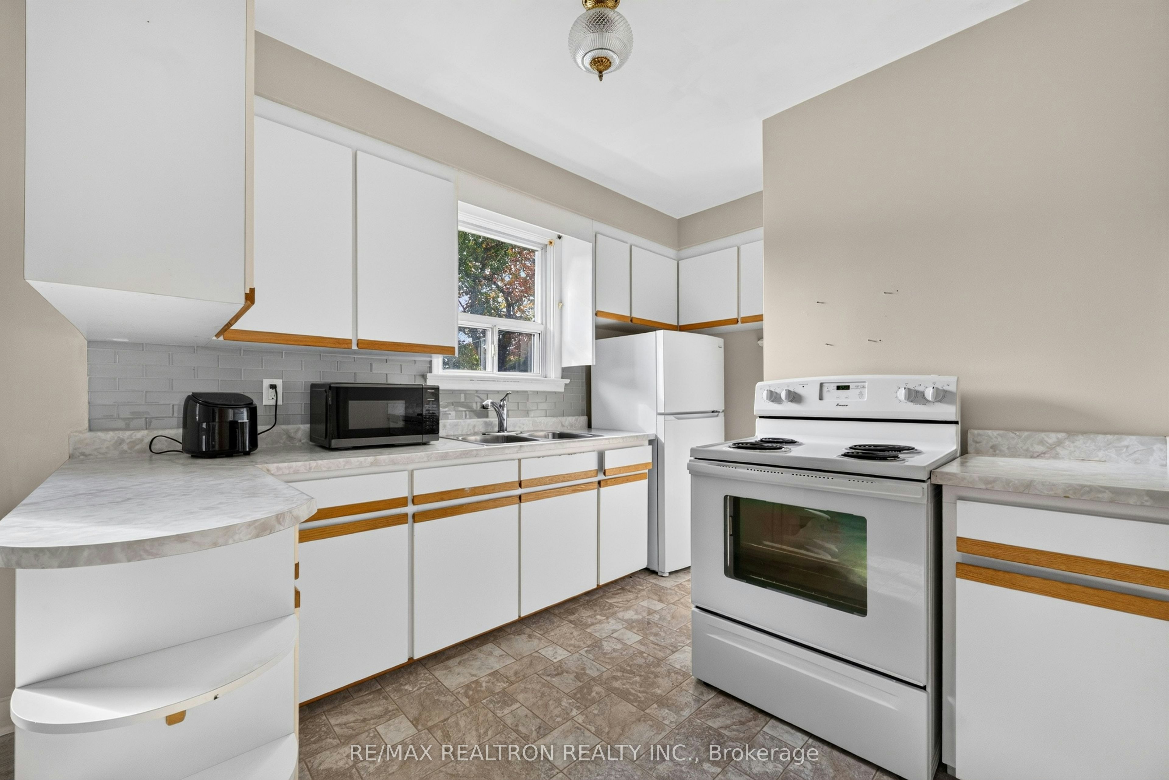 32 Linton Avenue, Ajax, ON, L1T 2X6 - 9