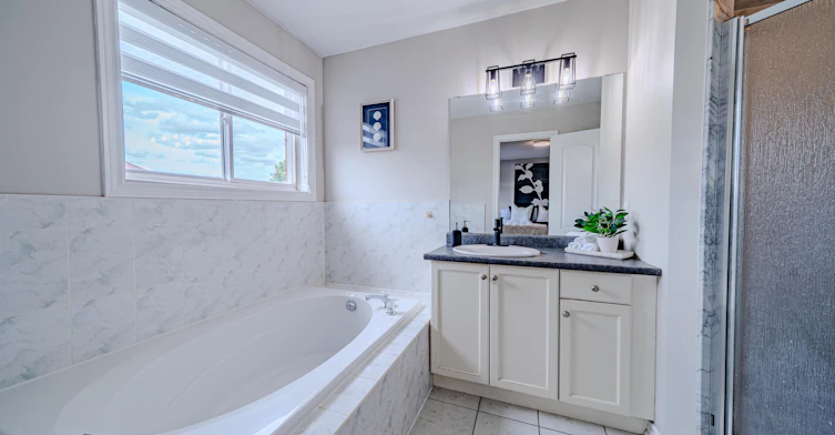 30 Castle Green Drive, Whitby, ON, L1R 2P9 - 32
